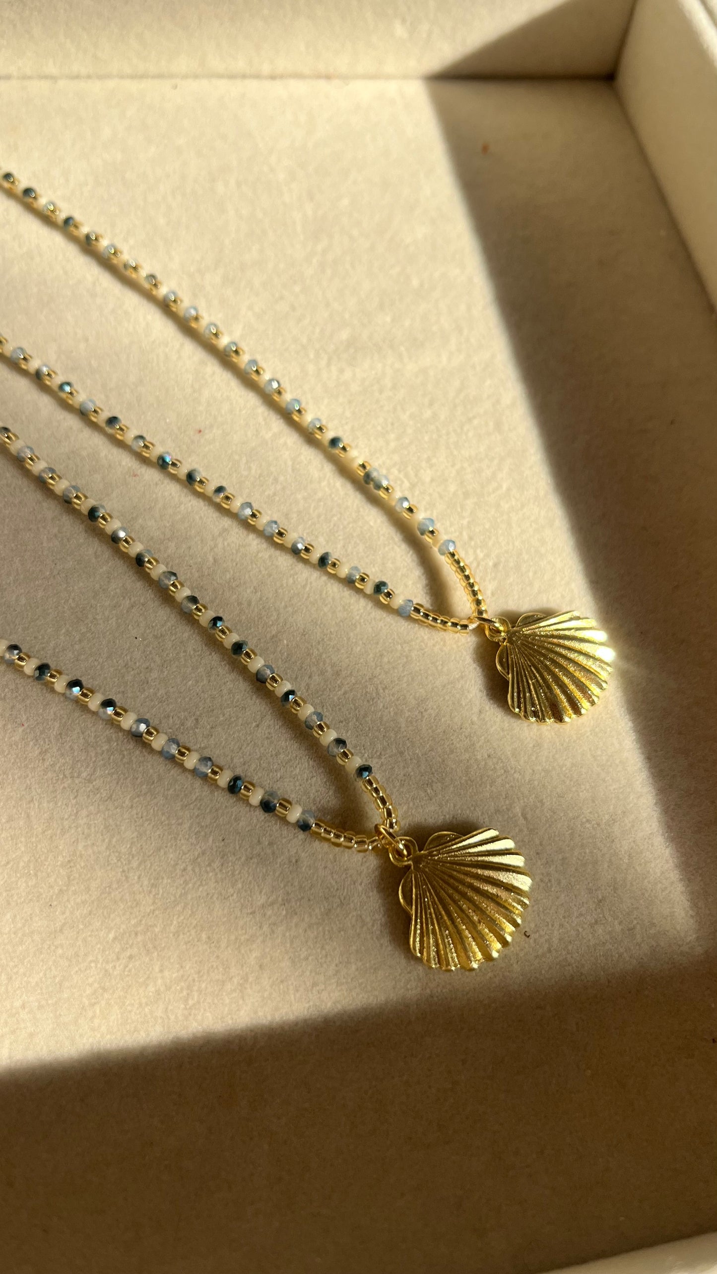 Collar cuentas con dije de Conchita